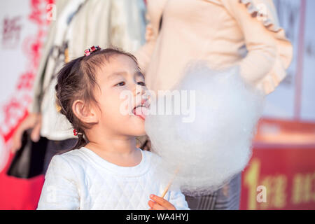 Una bambina all'aperto Foto Stock