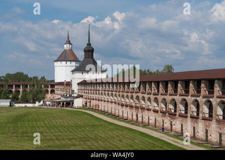 Kirilov, Russia - Luglio 27, 2019: Torri e mura di difesa del monastero Kirillo-Belozersky. Monastero della Chiesa Ortodossa Russa Foto Stock