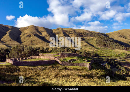 Puka Pukara sito archeologico in distanza, parte della difesa di Cusco in particolare e l'impero Inca in generale con il verde paesaggio montano intorno Foto Stock