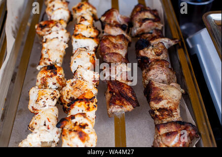 Spiedino di carne. Gli spiedini su spiedini. La carne di maiale cotta sul fuoco. Abbiamo mangiato il grill. Street cibi preparati al momento. Il cibo sulla pergamena di cibo. Bella kebab. Natura Foto Stock