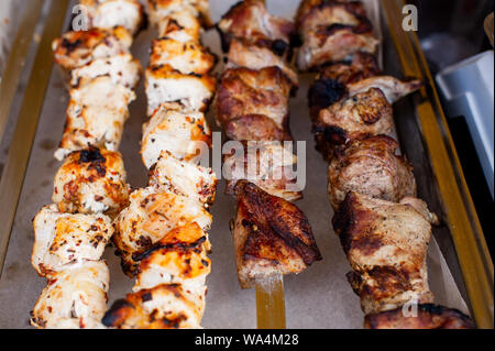 Spiedino di carne. Gli spiedini su spiedini. La carne di maiale cotta sul fuoco. Abbiamo mangiato il grill. Street cibi preparati al momento. Il cibo sulla pergamena di cibo. Bella kebab. Natura Foto Stock