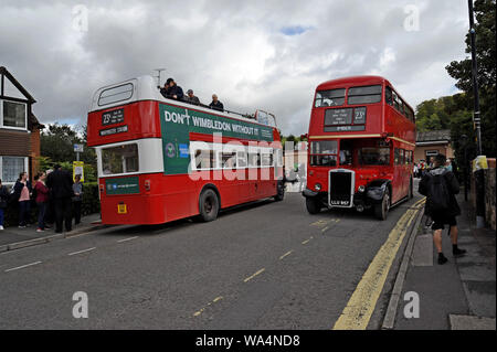 Warminster, Wiltshire, Regno Unito. Il 17 agosto 2019. Oltre 30 gli autobus londinesi, prevalentemente Routemasters classic, raccogliere in Warminster per eseguire un servizio di autobus per il "villaggio perduto" di Imber su Salisbury Plain. Il villaggio fu requisita per la seconda guerra mondiale ai fini della formazione nel 1943 ed è rimasta una parte di MOD basi di formazione da sempre, tranne che per un open day per anno. G.P.Essex/Alamy Live News Foto Stock