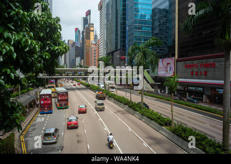 Hong Kong Cina. 17 Ago, 2019. Auto Drive su un multi-lane Road nel quartiere centrale. Credito: Gregor Fischer/dpa/Alamy Live News Foto Stock