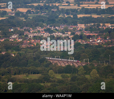 Virgin Trains classe 390 treno pendolino attraversando Congleton viadotto, Cheshire Foto Stock