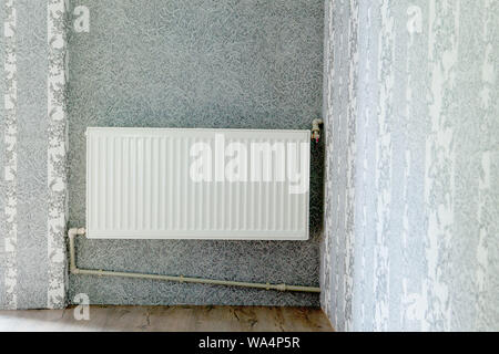 Batteria di riscaldamento in camera. Caldo e accogliente posto nella casa. Riscaldamento autonomo Foto Stock