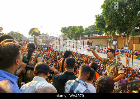 Agosto 15,2018, Wagha Border, Amritsar e India. Indian folla tifo e celebrando Indian Independance giorno caso eseguita dal confine della forza di sicurezza Foto Stock