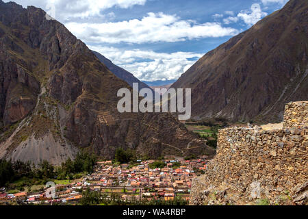 Ollantaytambo Inca sito archeologico in Perù meridionale : una massiccia fortezza Inca con grande pietra terrazzamenti agricoli sul pendio di una collina Foto Stock