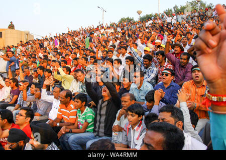 Agosto 15,2018, Wagha Border, Amritsar e India. Indian folla tifo e celebrando Indian Independance giorno caso eseguita dal confine della forza di sicurezza Foto Stock