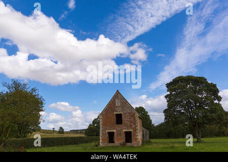 Imber, Wiltshire, Regno Unito. 17 ago 2019. Trasportati indietro ai giorni passati! Migliaia di visitatori a sfruttare al massimo le opportunità di scoprire il perso il villaggio di Imber su Salisbury Plain su uno speciale Open Day, evento Imberbus che opera da più di 25 vecchi e nuovi autobus Routemaster a prendere i visitatori a Imber e in altri luoghi sulla pianura. La popolazione civile di Imber village è stato sfrattato nel 1943 durante la Seconda Guerra Mondiale e rimane un villaggio disabitato, utilizzato dalla British Army come campo di allenamento. Ex casa colonica di Seagram's Farm. Credito: Carolyn Jenkins/Alamy Live News Foto Stock