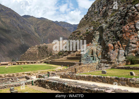 Ollantaytambo Inca sito archeologico in Perù meridionale : una massiccia fortezza Inca con grande pietra terrazzamenti agricoli sul pendio di una collina Foto Stock