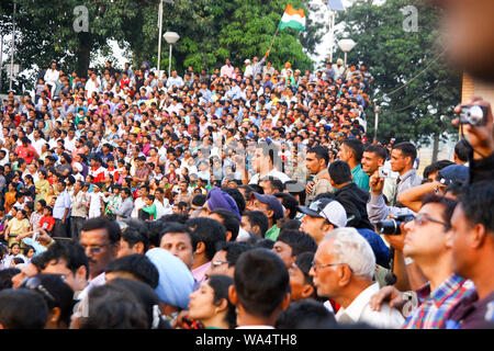 Agosto 15,2018, Wagha Border, Amritsar e India. Indian folla tifo e celebrando Indian Independance giorno caso eseguita dal confine della forza di sicurezza Foto Stock