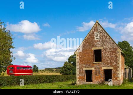 Imber, Wiltshire, Regno Unito. 17 ago 2019. Trasportati indietro ai giorni passati! Migliaia di visitatori a sfruttare al massimo le opportunità di scoprire il perso il villaggio di Imber su Salisbury Plain su uno speciale Open Day, evento Imberbus che opera da più di 25 vecchi e nuovi autobus Routemaster a prendere i visitatori a Imber e in altri luoghi sulla pianura. La popolazione civile di Imber village è stato sfrattato nel 1943 durante la Seconda Guerra Mondiale e rimane un villaggio disabitato, utilizzato dalla British Army come campo di allenamento. Il Bus passa ex casa colonica di Seagram's Farm. Credito: Carolyn Jenkins/Alamy Live News Foto Stock