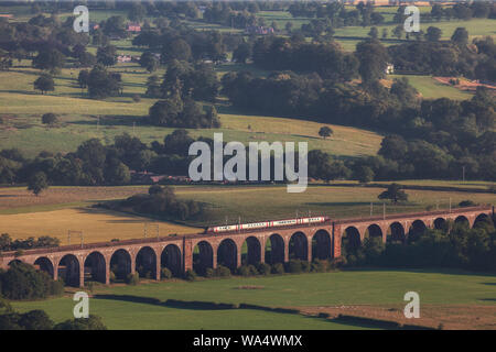 Treni Crosscountry voyager treno incrocio nord Rode viadotto, a nord di Congleton, Cheshire con un Birmingham a Manchester il treno Foto Stock