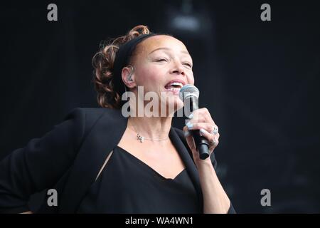 Henley-on-Thames, Regno Unito. 17 Ago, 2019. Kim Appleby esegue. Una grande folla godere di questo anno di riavvolgere Sud festival di musica. Credito: Uwe Deffner/Alamy Live News Foto Stock