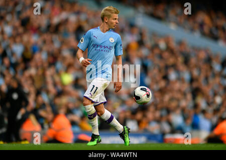 17 agosto 2019; Etihad Stadium, Manchester, Greater Manchester, Inghilterra; Manchester City contro il Tottenham Hotspur; Oleksandr Zinchenko del Manchester City guarda nel controllo di palla - rigorosamente solo uso editoriale. Nessun uso non autorizzato di audio, video, dati, calendari, club/campionato loghi o 'live' servizi. Online in corrispondenza uso limitato a 120 immagini, nessun video emulazione. Foto Stock