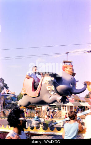 Storici parchi Disney, storico parco Disney, archivio parco Disney, archiviazione parchi Disney, vintage disney park, vintage parchi Disney, 1960s disney park, 1960s disney park, 1966 parco Disney, 1966 parchi Disney, divertente, Dumbo, dumbo ride, dumbo ride disneyland, bambini che si divertono a Disneyland, i bambini a Disneyland 1960s Foto Stock