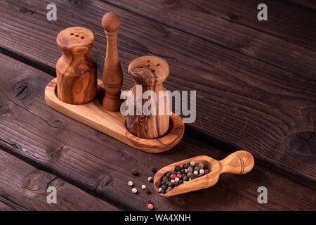 Piccolo cucchiaio di legno per le spezie con pepe, chiave di basso, in legno di olivo, rustico Foto Stock