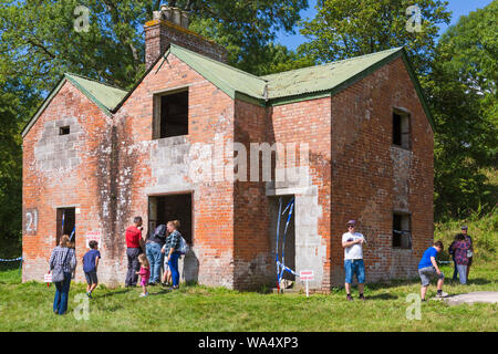 Imber, Wiltshire, Regno Unito. 17 ago 2019. Trasportati indietro ai giorni passati! Migliaia di visitatori a sfruttare al massimo le opportunità di scoprire il perso il villaggio di Imber su Salisbury Plain su uno speciale Open Day, evento Imberbus. La popolazione civile di Imber village è stato sfrattato nel 1943 durante la Seconda Guerra Mondiale e rimane un villaggio disabitato, utilizzato dalla British Army come campo di allenamento. Numero 21 Nag testa cottage cottage in precedenza i NAG testa Pub. Credito: Carolyn Jenkins/Alamy Live News Foto Stock