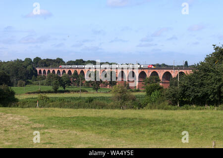 Virgin Trains classe 390 treno pendolino attraversando Twemlow viadotto, Holmes Chapel, Cheshire sulla costa ovest mainline Foto Stock