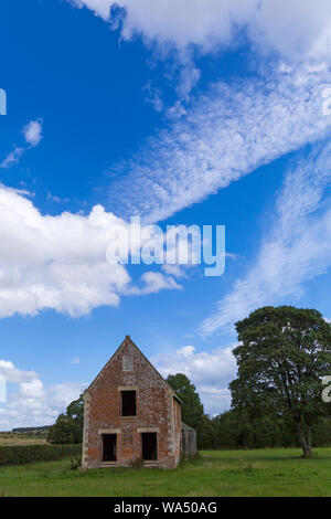 Imber, Wiltshire, Regno Unito. 17 ago 2019. Trasportati indietro ai giorni passati! Migliaia di visitatori a sfruttare al massimo le opportunità di scoprire il perso il villaggio di Imber su Salisbury Plain su uno speciale Open Day, evento Imberbus che opera da più di 25 vecchi e nuovi autobus Routemaster a prendere i visitatori a Imber e in altri luoghi sulla pianura. La popolazione civile di Imber village è stato sfrattato nel 1943 durante la Seconda Guerra Mondiale e rimane un villaggio disabitato, utilizzato dalla British Army come campo di allenamento. Ex casa colonica di Seagram's Farm. Credito: Carolyn Jenkins/Alamy Live News Foto Stock