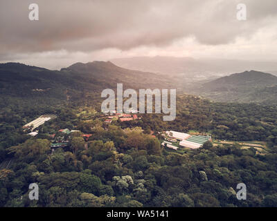 Il Cacao e il caffè farm nel paesaggio di montagna antenna fuco view Foto Stock