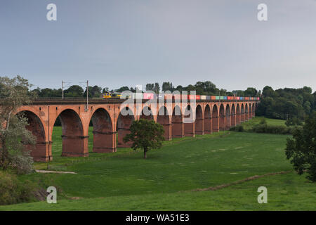 Freightliner classe 66 locomotiva Twemlow incrocio viadotto, Holmes Chapel, Cheshire con un contenitore di Freightliner treno Foto Stock