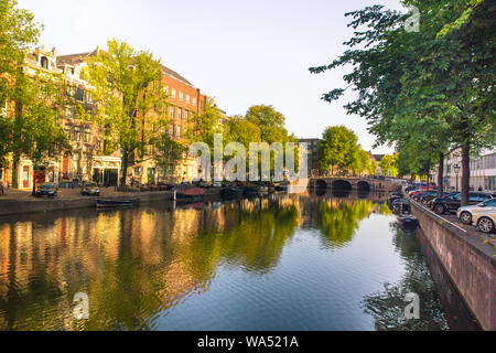 AMSTERDAM, Paesi Bassi - 1 Settembre 2018: vista del canal, bridge e architettura in questa città di Amsterdam scena Foto Stock