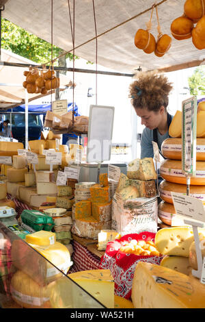 AMSTERDAM, Paesi Bassi - 1 Settembre 2018: formaggio fresco viene venduto al tradizionale mercato agricolo per le strade di Amsterdam. Foto Stock