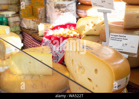 AMSTERDAM, Paesi Bassi - 1 Settembre 2018: formaggio fresco viene venduto al tradizionale mercato agricolo per le strade di Amsterdam. Foto Stock