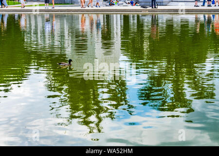 La riflessione astratta Fontana il Memoriale della Seconda Guerra Mondiale National Mall di Washington DC. Il Memorial è stato dedicato il 2004. Foto Stock