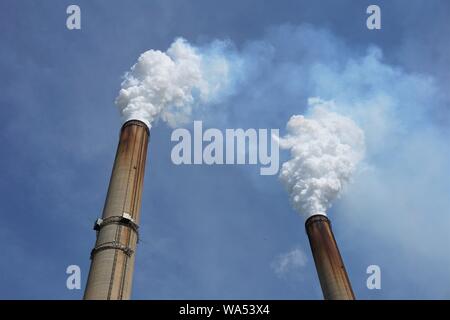 Pile di fumo da un carbone brucia-impianto di alimentazione Foto Stock