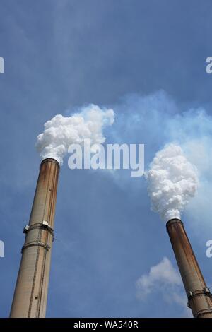 Pile di fumo da un carbone-burning power plant - verticale Foto Stock