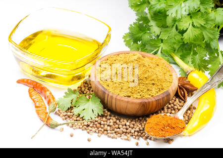 Semi di coriandolo, foglie, olio e polvere isolata Foto Stock