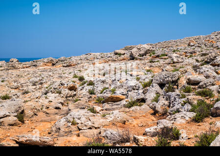 Ruvida costa di Isola di Comino e Malta Foto Stock