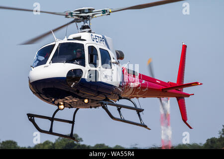 FAIRFORD / Regno Unito - Luglio 11, 2018: Qinetiq Airbus elicotteri Eurocopter H125 G-ETPF elicottero arrivo e lo sbarco per RIAT Royal Internation Foto Stock