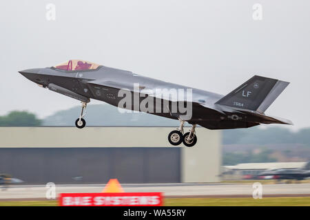 FAIRFORD / Regno Unito - Luglio 12, 2018: United States Air Force USAF Lockheed F-35un fulmine 15-5164 fighter jet arrivo e lo sbarco per RIAT Roya Foto Stock