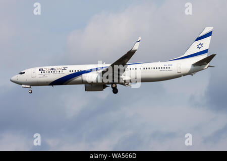 Francoforte / GERMANIA - Agosto 17, 2014: El Al Israel Airlines Boeing 737-900 4X-EHB piano passeggero atterraggio all' aeroporto di Francoforte Foto Stock