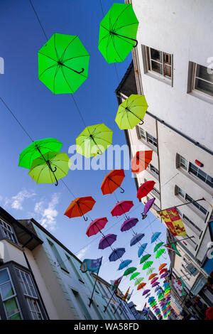 Multi-ombrelloni colorati su Palace Street, Caernarfon, il Galles del Nord Foto Stock