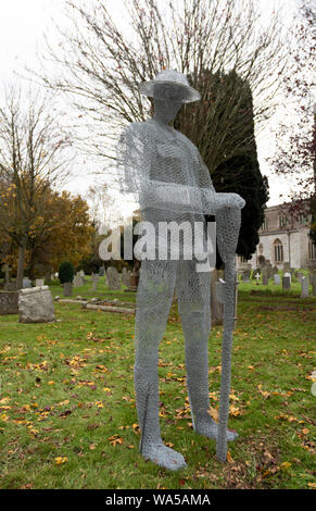 Slimbridge, Gloucestershire, Regno Unito, 11/09/2018. In un sonnolento villaggio Sagrato di Slimbridge, fantomatiche figure di WW1 uomini di fanteria in stand by un Foto Stock