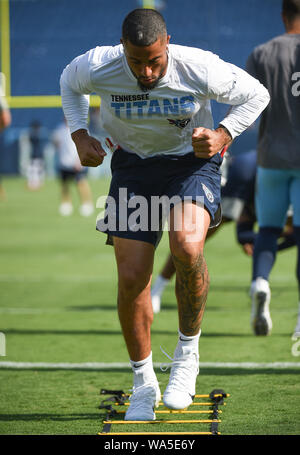 Aug 17 2019; Nashville TN, Stati Uniti Tennessee Titans strong safety Kenny Vaccaro (24) si riscalda durante il pre-partita tra New England Patriots e Tennessee Titans e Nissan Stadium . (Obbligatorio Photo credit: Steve Roberts/CSM) Foto Stock