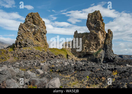 Torri di origine vulcanica a Londrangar, Snaefellsjokull NP, Islanda Foto Stock