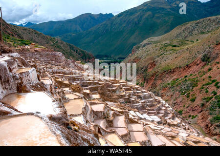 Salina de Maras, il tradizionale inca campo sale in Maras vicino a Cuzco in Valle Sacra, Perù Foto Stock