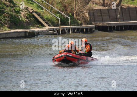 Worcester, Regno Unito, 20100413. Fire equipaggi man il soccorso fluviale, gonfiabili sul fiume Severn. Ricerca e mezzo di salvataggio in formazione per il fiume Foto Stock