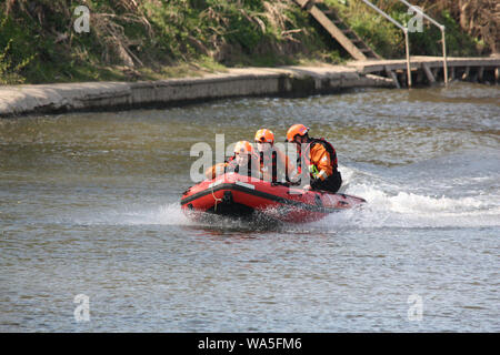 Worcester, Regno Unito, 20100413. Fire equipaggi man il soccorso fluviale, gonfiabili sul fiume Severn. Ricerca e mezzo di salvataggio in formazione per il fiume Foto Stock