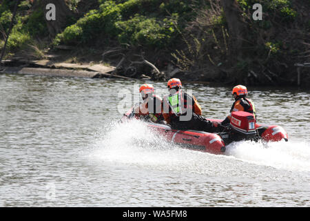 Worcester, Regno Unito, 20100413. Fire equipaggi man il soccorso fluviale, gonfiabili sul fiume Severn. Ricerca e mezzo di salvataggio in formazione per il fiume Foto Stock