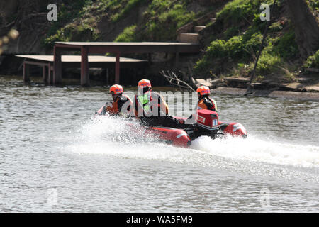 Worcester, Regno Unito, 20100413. Fire equipaggi man il soccorso fluviale, gonfiabili sul fiume Severn. Ricerca e mezzo di salvataggio in formazione per il fiume Foto Stock