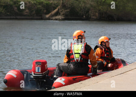 Worcester, Regno Unito, 20100413. Fire equipaggi man il soccorso fluviale, gonfiabili sul fiume Severn. Ricerca e mezzo di salvataggio in formazione per il fiume Foto Stock