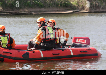 Worcester, Regno Unito, 20100413. Fire equipaggi man il soccorso fluviale, gonfiabili sul fiume Severn. Ricerca e mezzo di salvataggio in formazione per il fiume Foto Stock