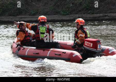 Worcester, Regno Unito, 20100413. Fire equipaggi man il soccorso fluviale, gonfiabili sul fiume Severn. Ricerca e mezzo di salvataggio in formazione per il fiume Foto Stock