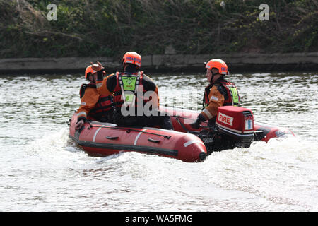 Worcester, Regno Unito, 20100413. Fire equipaggi man il soccorso fluviale, gonfiabili sul fiume Severn. Ricerca e mezzo di salvataggio in formazione per il fiume Foto Stock